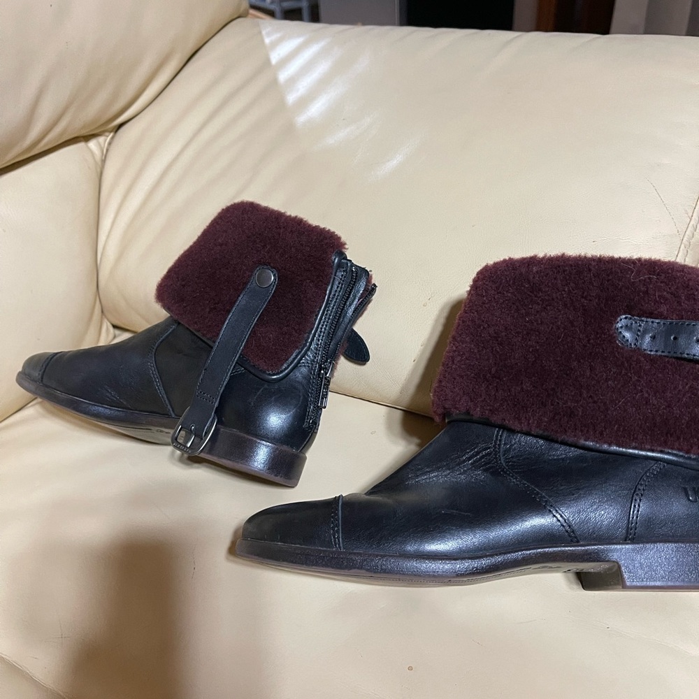 Ugg ankle bootie size 5 1/2 black with burgundy fur